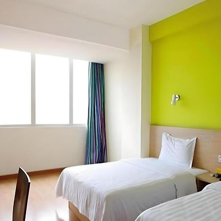 7 Days Inn Luzhou Commercial Pedestrian Street Center Exterior foto