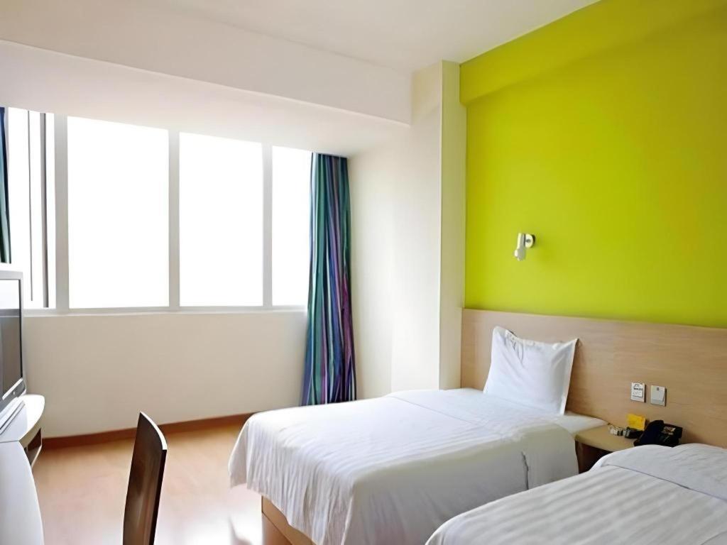 7 Days Inn Luzhou Commercial Pedestrian Street Center Exterior foto
