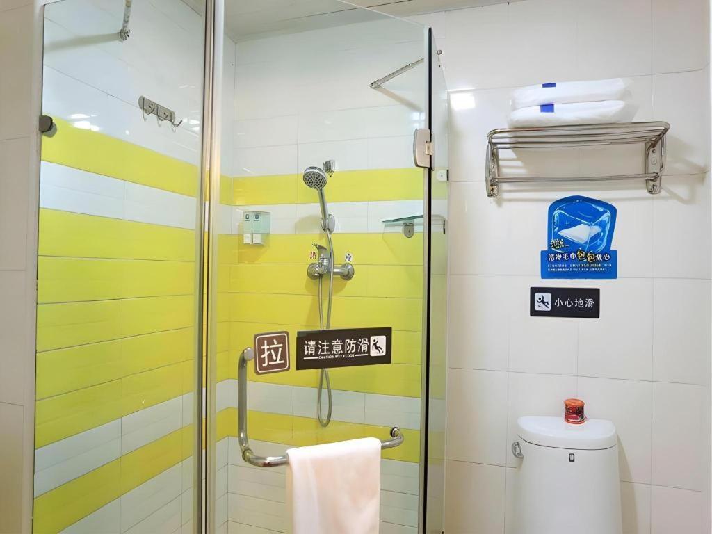 7 Days Inn Luzhou Commercial Pedestrian Street Center Exterior foto